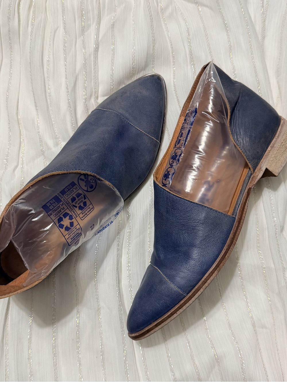 Free People Royale flats in a blue leather finish, sz 41 w 10